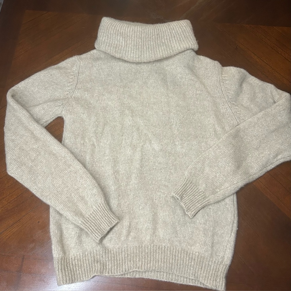 Betty HANSON Elegant Beige Turtleneck Sweater
40% mink 50% lambswool 10% nylon